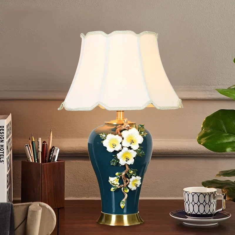 

Новая китайская эмалированная цветная настольная лампа, американская прикроватная лампа для спальни, европейская гостиная, теплая и креативная керамическая лампа