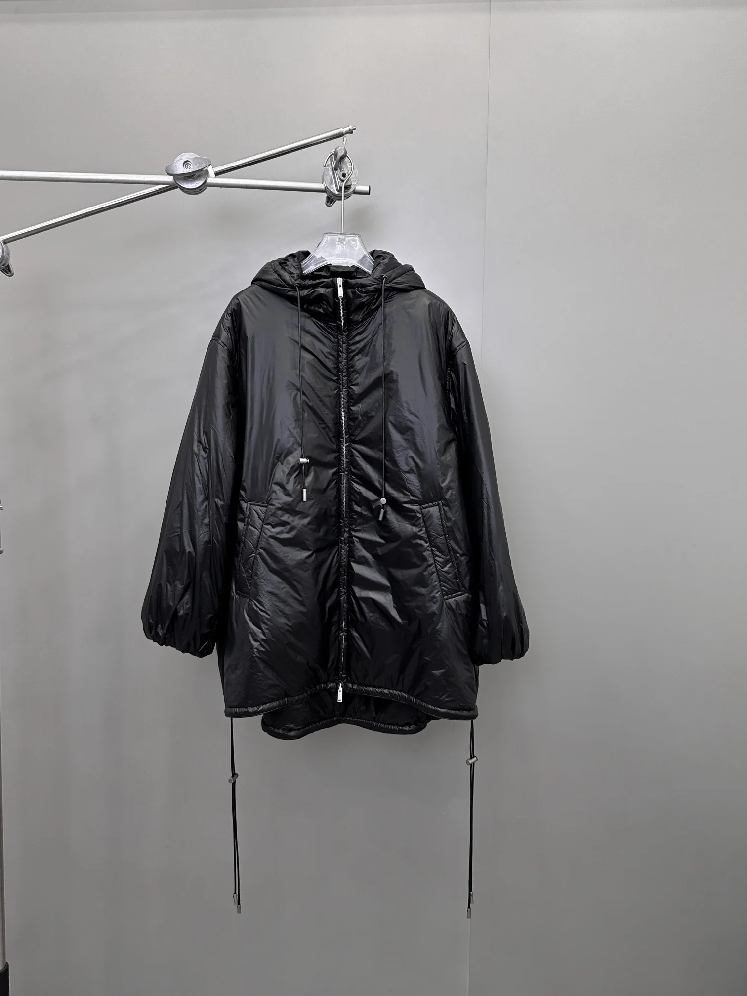 2023 New cotton jacket, back heavy double line hollow embroidery logo design, loose version type men and women of the same9.10
2023 New cotton jacket, back heavy double line hollow embroidery logo design, loose version type men and women of the same9.10