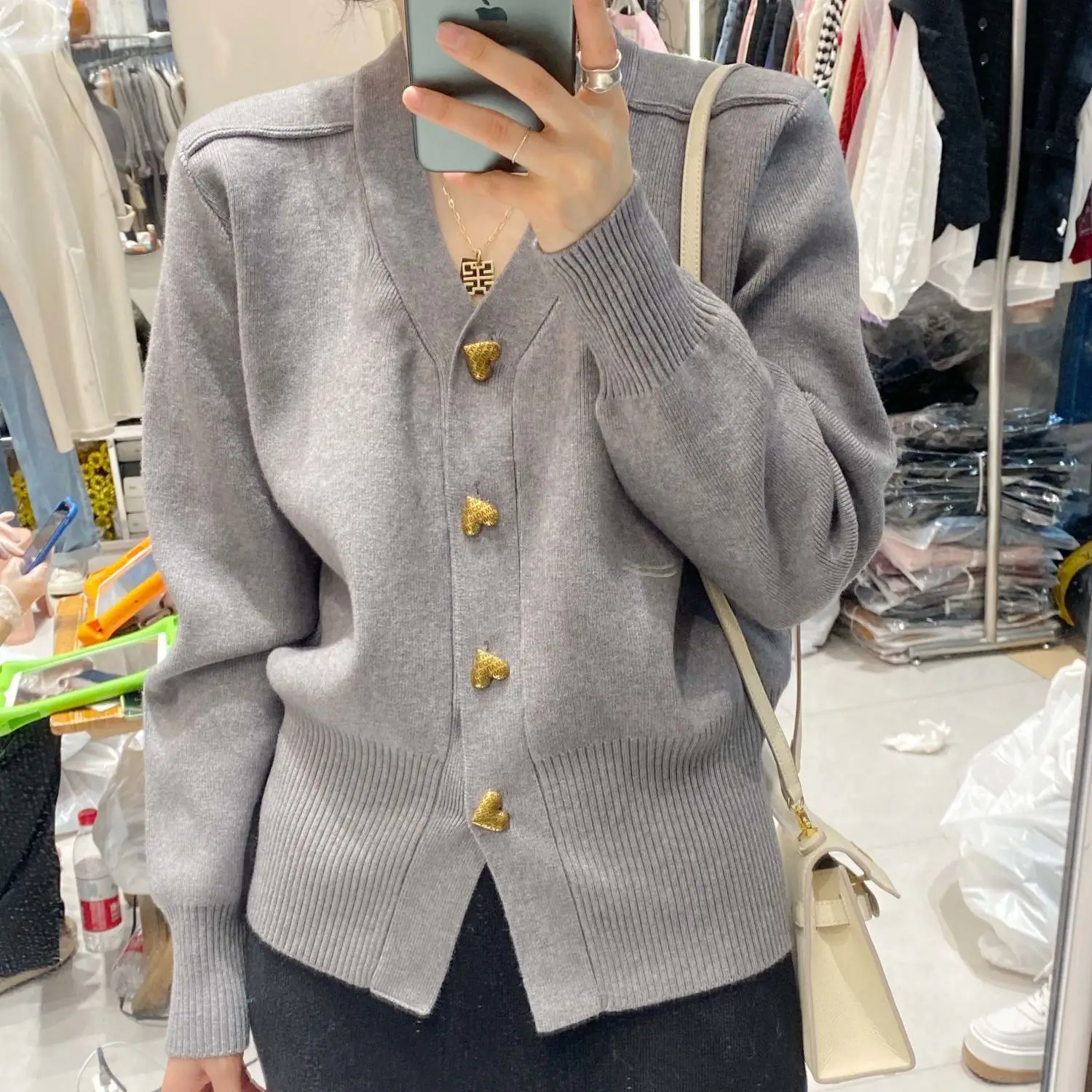 2023 Early New Spring and Autumn Tops Heart Buckle Fashion V-neck Sweater Hem Slit Slimming Sweater
2023 Early New Spring and Autumn Tops Heart Buckle Fashion V-neck Sweater Hem Slit Slimming Sweater