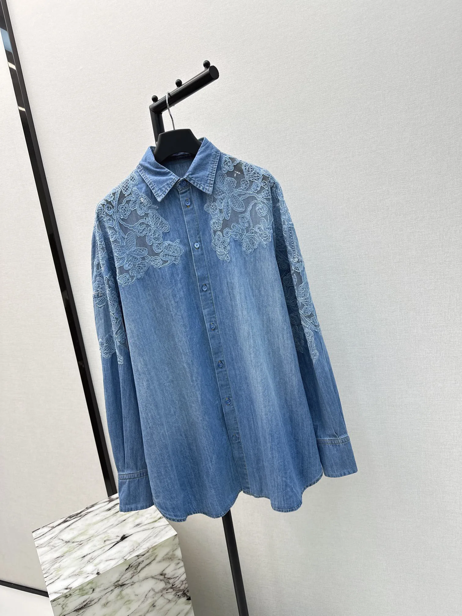 

2024 Summer New Women's Wear Fashionable and elegant lace patchwork embroidery mixed color washed denim shirt 0430