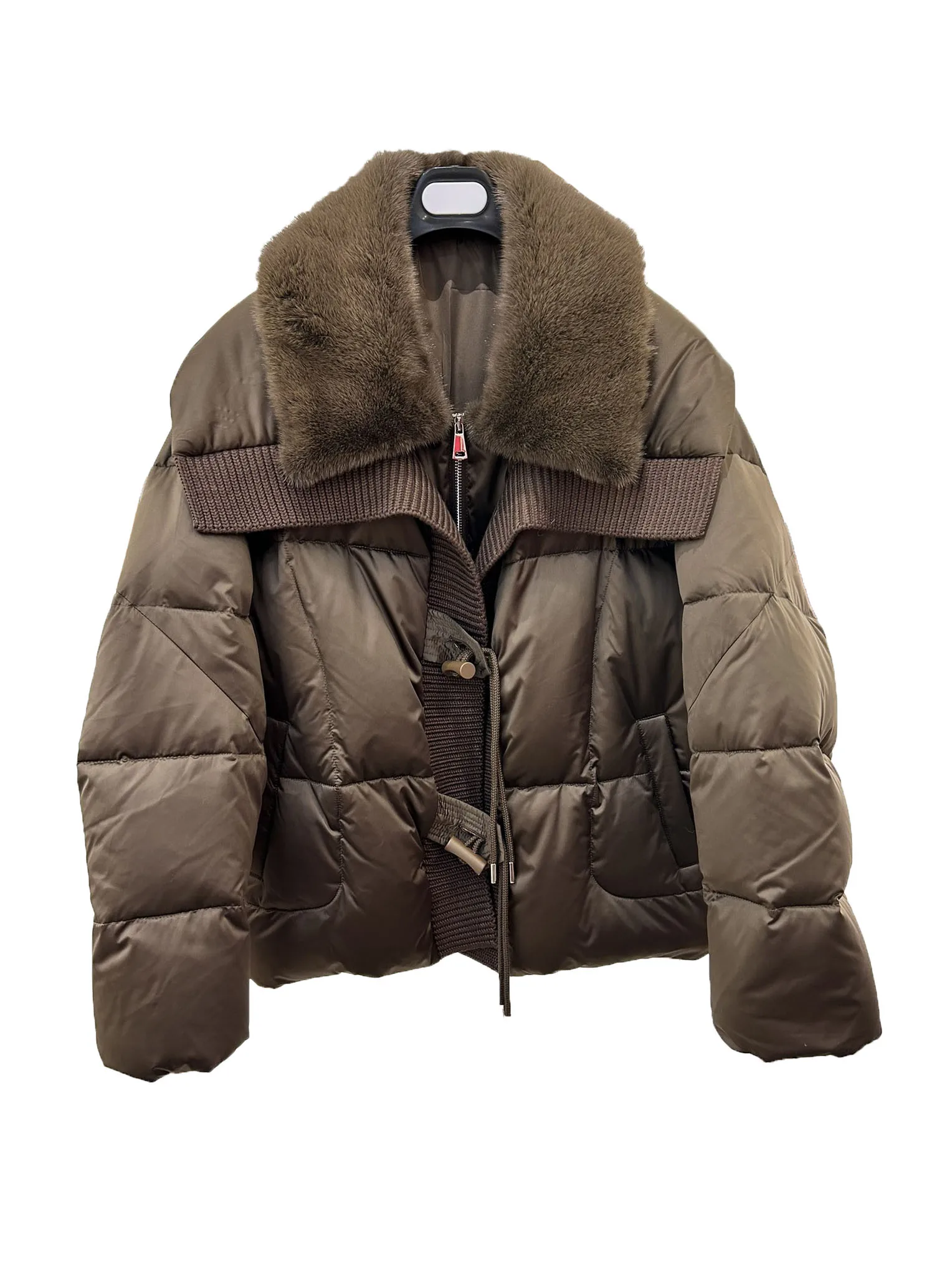 Down jacket lapel short loose fit solid color cow horn button design warm and comfortable 2023 winter new 1208
Down jacket lapel short loose fit solid color cow horn button design warm and comfortable 2023 winter new 1208