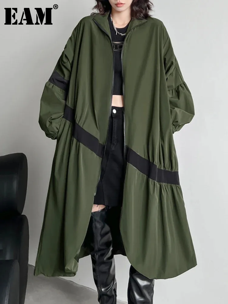 

[EAM] Army Green Pleated Big Size Long Jacket New Stand Collar Long Sleeve Women Coat Fashion Tide Spring Autumn 2024 1DH1605