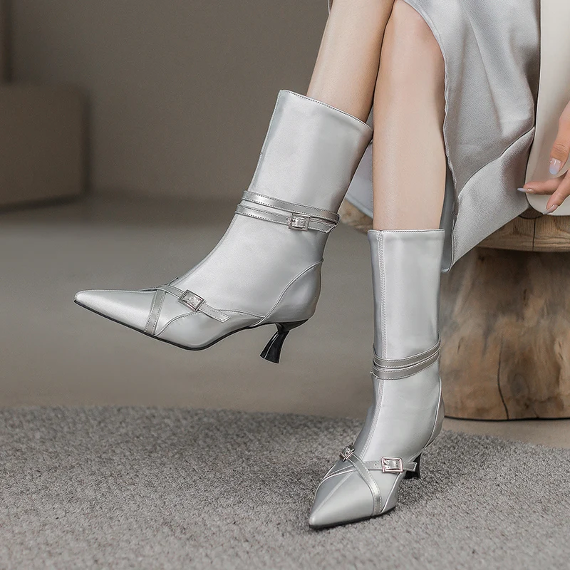2023 new antumn winter women mid-calf boots plus size 22-29cm Microfiber women modern Boots spointed toe cross-tied buckle Boots
2023 new antumn winter women mid-calf boots plus size 22-29cm Microfiber women modern Boots spointed toe cross-tied buckle Boots