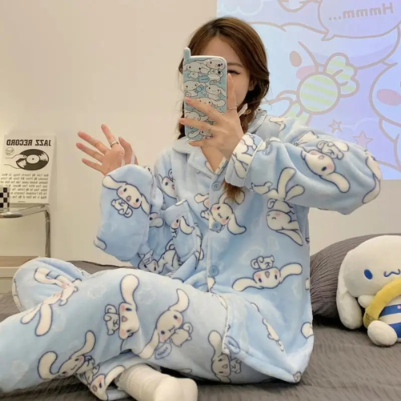Sanrio Kawaii Cinnamoroll Hello Kitty плюшевый пижамный комплект зимние милые девушки Y2K теплая моя мелодия Домашняя одежда с маской для глаз подарок
Sanrio Kawaii Cinnamoroll Hello Kitty плюшевый пижамный комплект зимние милые девушки Y2K теплая моя мелодия Домашняя одежда с маской для глаз подарок