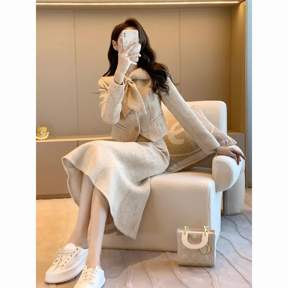 UNXX Elegant Tweed Suit Set Women 2023 New French Style Chic Tweed Jacket and Skirt Two Piece Outfit Winter High Quality Fashion
UNXX Elegant Tweed Suit Set Women 2023 New French Style Chic Tweed Jacket and Skirt Two Piece Outfit Winter High Quality Fashion