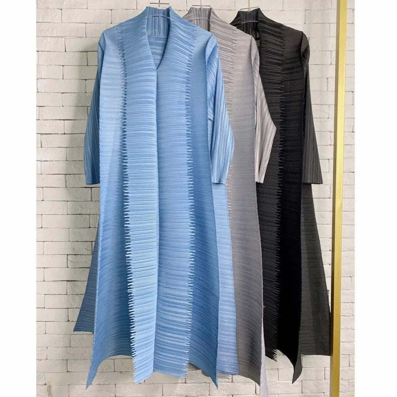 Однотонное платье средней длины, с V-образным вырезом 
Однотонное платье средней длины, с V-образным вырезом