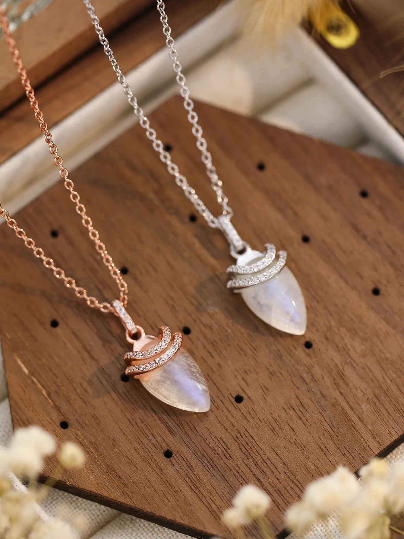 Hot sale S925 sterling silver drops moonstone pendant rose gold necklace women's fashion versatile jewelry
Hot sale S925 sterling silver drops moonstone pendant rose gold necklace women's fashion versatile jewelry