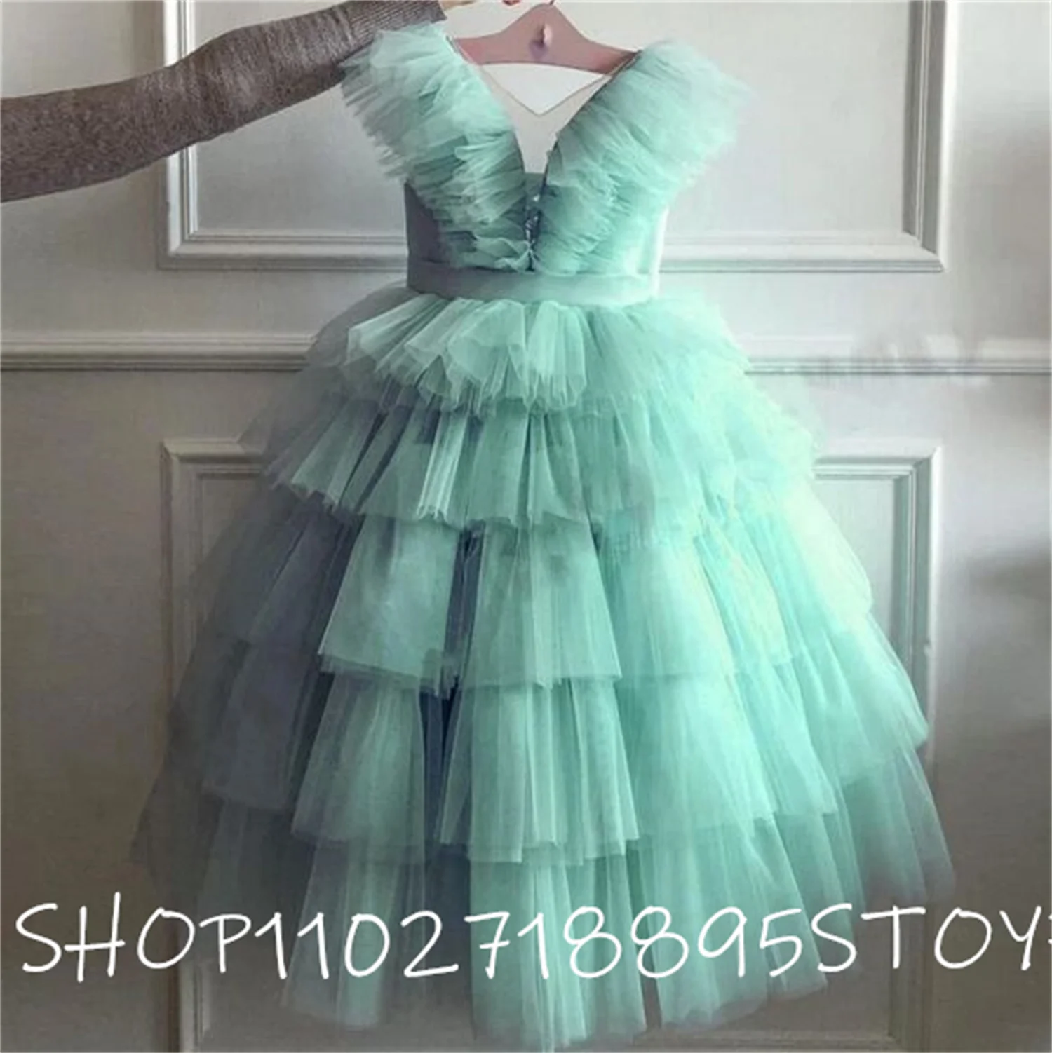 Custom Color Ball Gown Flower Girl Dress for Wedding V Neck Tiered Puffy Kid Cloth Pageant Gown First Communion for Girls
Custom Color Ball Gown Flower Girl Dress for Wedding V Neck Tiered Puffy Kid Cloth Pageant Gown First Communion for Girls
