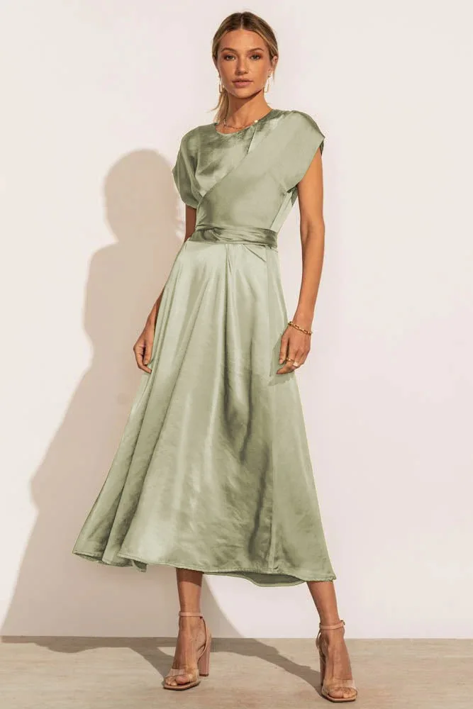 Elegant Long Satin Midi Dress Women Summer Solid Color Fashion Sleeveless Sweet Korean Style Evening Party Dress 2023
Elegant Long Satin Midi Dress Women Summer Solid Color Fashion Sleeveless Sweet Korean Style Evening Party Dress 2023