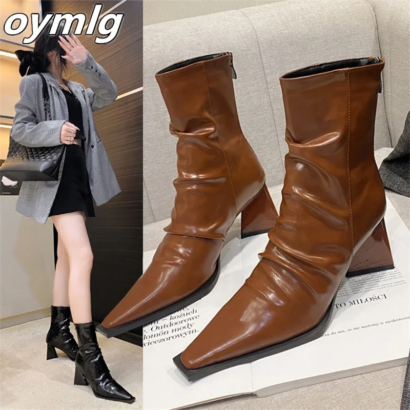 Net-red patent leather pleated thick heeled short boots for women in autumn 2023, new rear zipper square toe high heeled boots 
Net-red patent leather pleated thick heeled short boots for women in autumn 2023, new rear zipper square toe high heeled boots