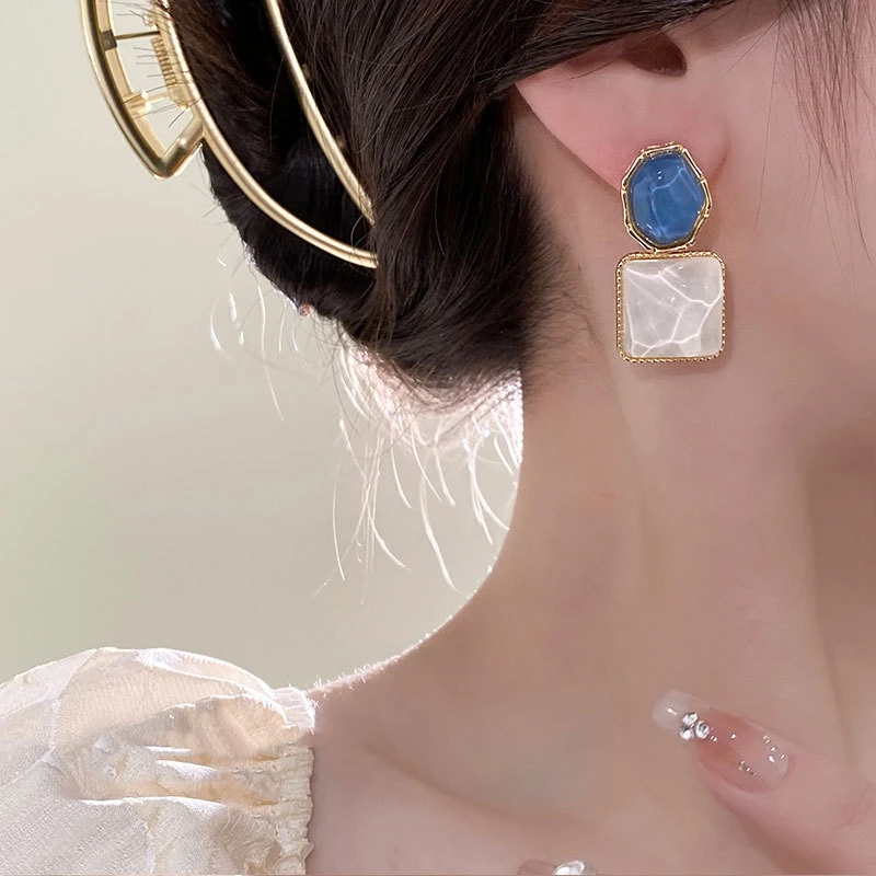 French Style Blue Resin Asymmetric Drop Earrings for Womens Elegant Geometric Pendant Earrings Jewelry
French Style Blue Resin Asymmetric Drop Earrings for Womens Elegant Geometric Pendant Earrings Jewelry