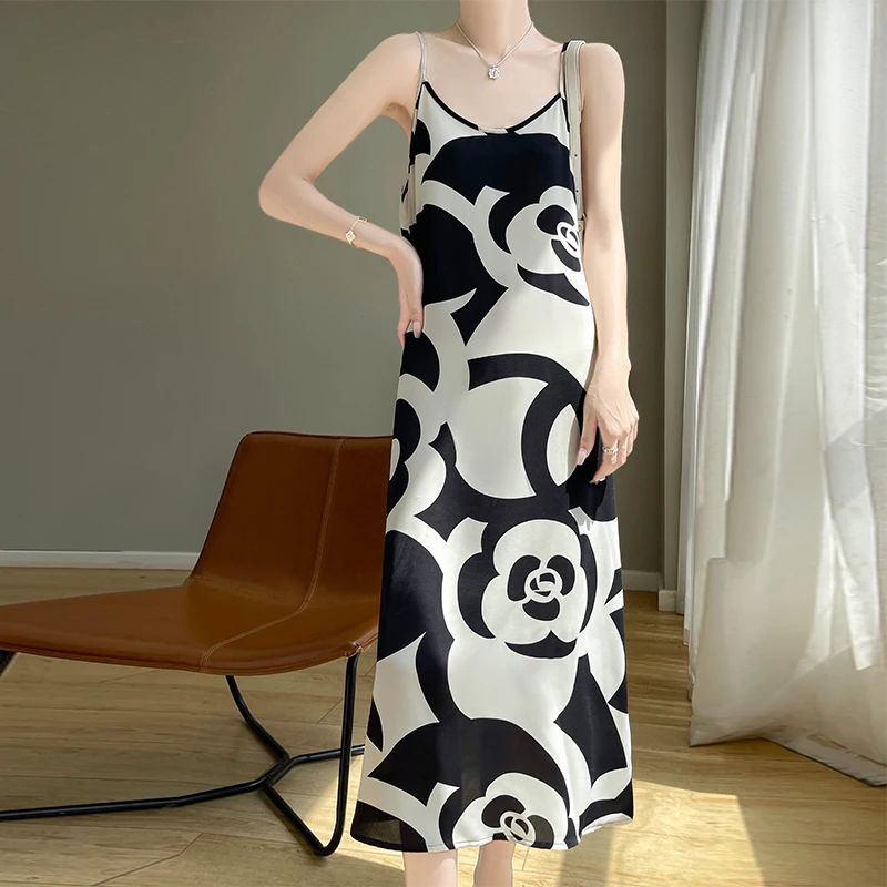 Summer New Satin Floral Skirt With Suspenders Loose Slim Print Dress Acetic Acid Beautiful Long Skirt
Summer New Satin Floral Skirt With Suspenders Loose Slim Print Dress Acetic Acid Beautiful Long Skirt