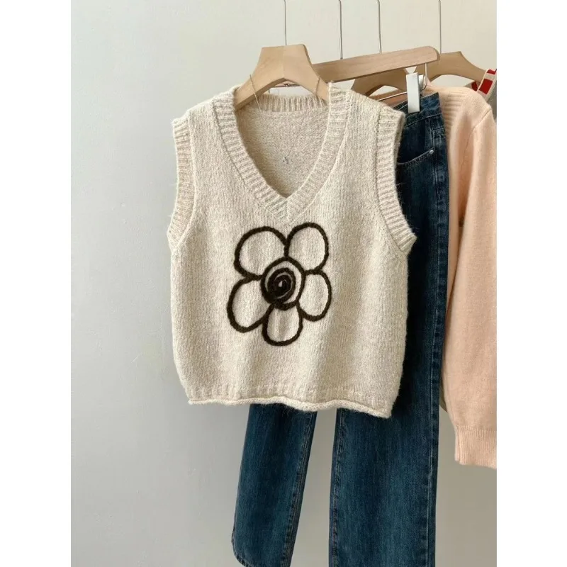 2023 V-neck Vintage Casual Solid Color Kawaii The Flowers Embroidery Knitwear Vest for Women Harajuku Casual Knitted Top
2023 V-neck Vintage Casual Solid Color Kawaii The Flowers Embroidery Knitwear Vest for Women Harajuku Casual Knitted Top