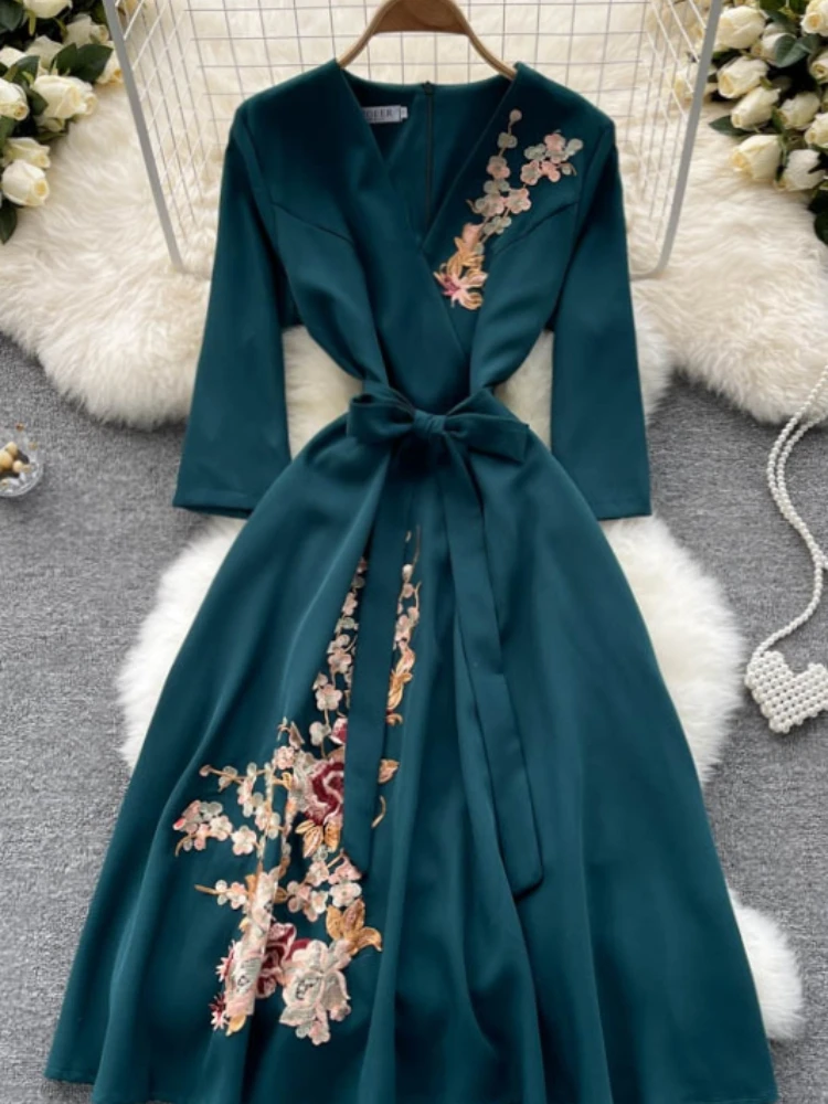 Spring Autumn Vintage Party Dress Women Casual V-neck Bandage Dresses Ladies Long-sleeved Embroidered Flower Robe Vestidos
Spring Autumn Vintage Party Dress Women Casual V-neck Bandage Dresses Ladies Long-sleeved Embroidered Flower Robe Vestidos