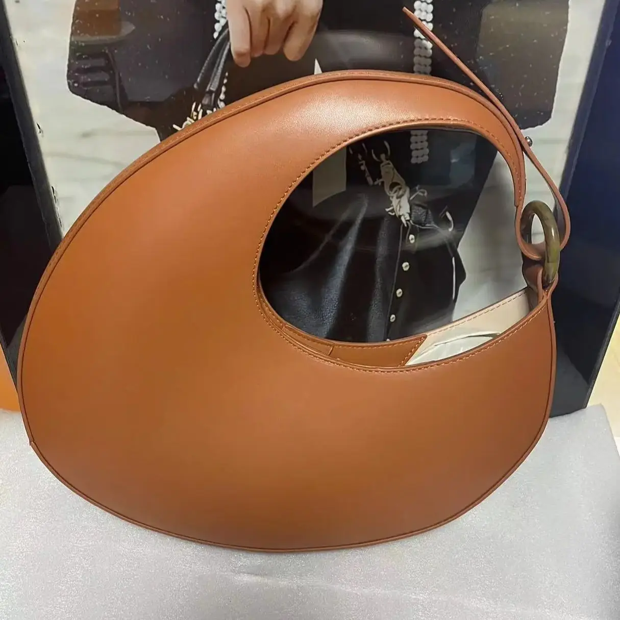 

2024 new high-end texture niche design irregular crescent-shaped shoulder portable armpit bag personalized versatile oval bag