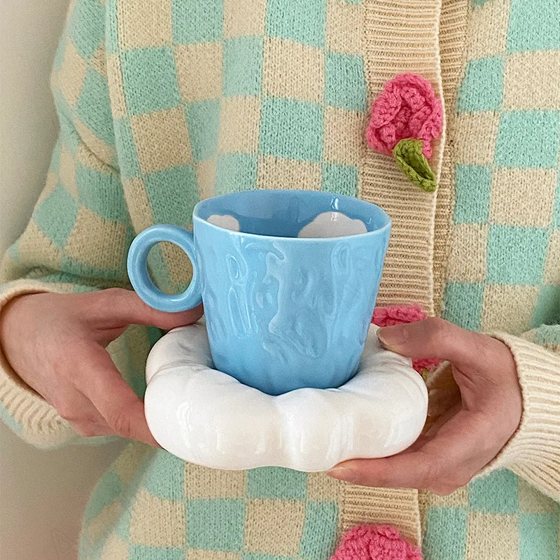 Kreatif Perancis Awan Lucu Dekoratif Desktop Cangkir dan Piring Set Teh Sore Cangkir Kopi Set Dekorasi Rumah Ornamen
Kreatif Perancis Awan Lucu Dekoratif Desktop Cangkir dan Piring Set Teh Sore Cangkir Kopi Set Dekorasi Rumah Ornamen