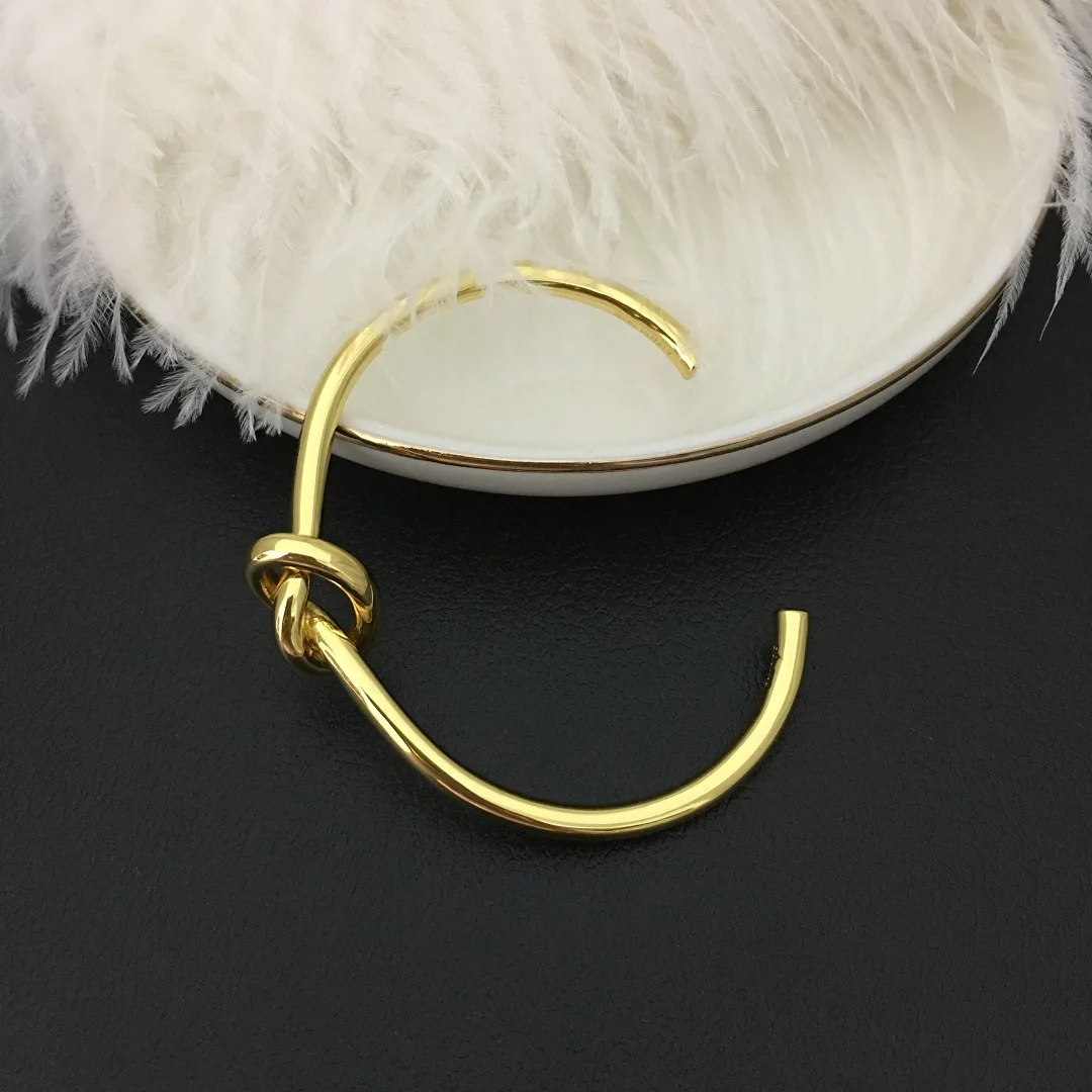 TO REINES Summer Popular Jewel Lover Knot Design Element Fashion Simple Style Bracelet Solid Color Bangle Valentine's Day Gift
TO REINES Summer Popular Jewel Lover Knot Design Element Fashion Simple Style Bracelet Solid Color Bangle Valentine's Day Gift