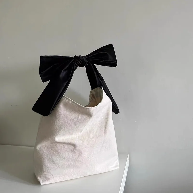 

Корейская дизайнерская сумка с бантом, простая нишевая летняя Новинка 2024, модная Холщовая Сумка большой вместимости, Повседневная сумка для покупок, популярная сумка через плечо