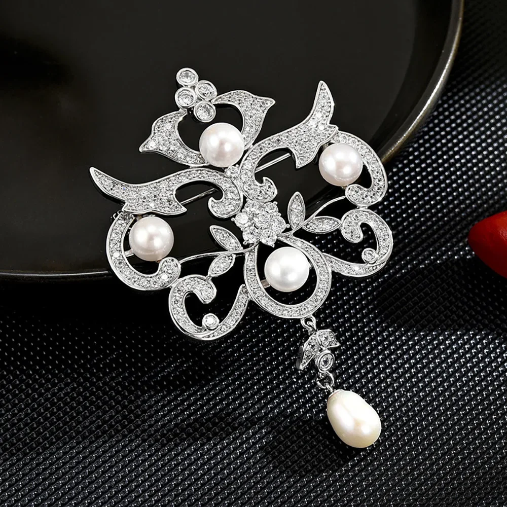 

Luxury Women Brooch Palace Style Crown Brooches Pearl charms Badge Pins personality ladies Clothing catwalk Accessories Gift new