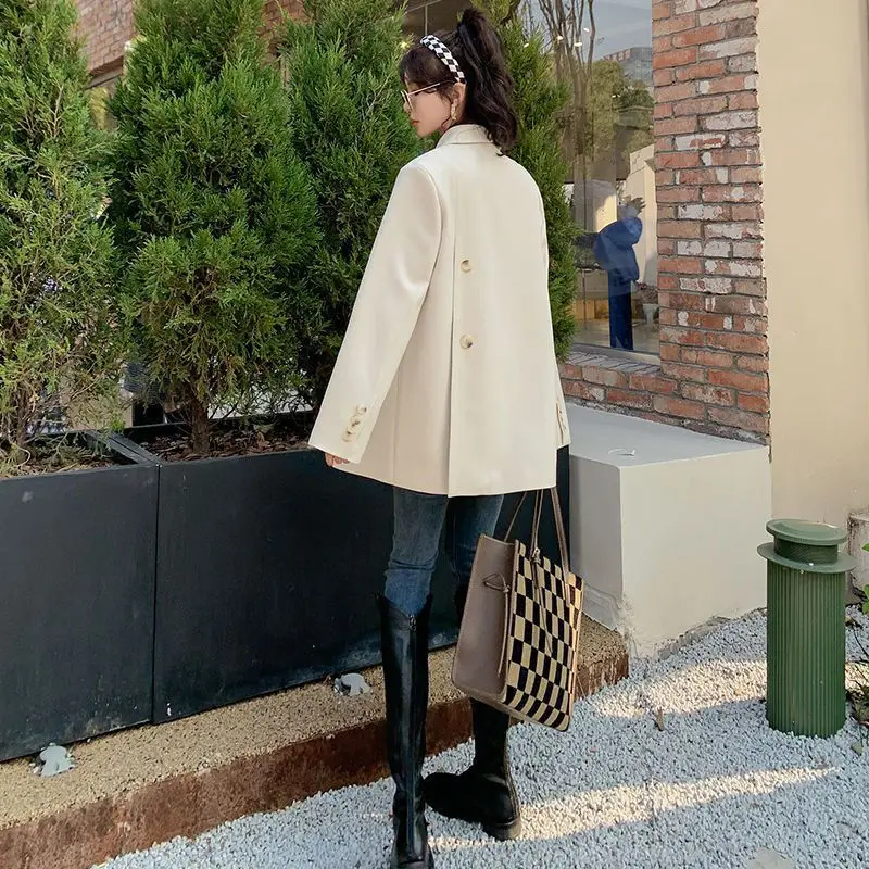 Women's Autumn/Winter Retro Casual Short Suit Blazer Coat Commuter Solid Color Back Split Button Loose Suit Coat Woman Clothing
Women's Autumn/Winter Retro Casual Short Suit Blazer Coat Commuter Solid Color Back Split Button Loose Suit Coat Woman Clothing