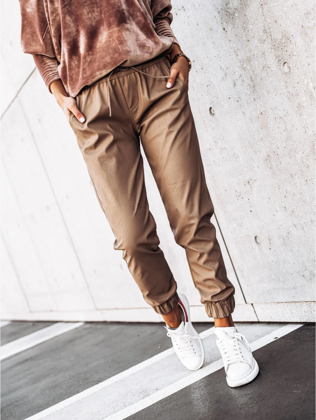 Streetwear Casual Solid PU Leather Pants for Women 2024 Spring Elastic Waist Pocket Trousers Autumn Straight Office Ladies Pants
Streetwear Casual Solid PU Leather Pants for Women 2024 Spring Elastic Waist Pocket Trousers Autumn Straight Office Ladies Pants