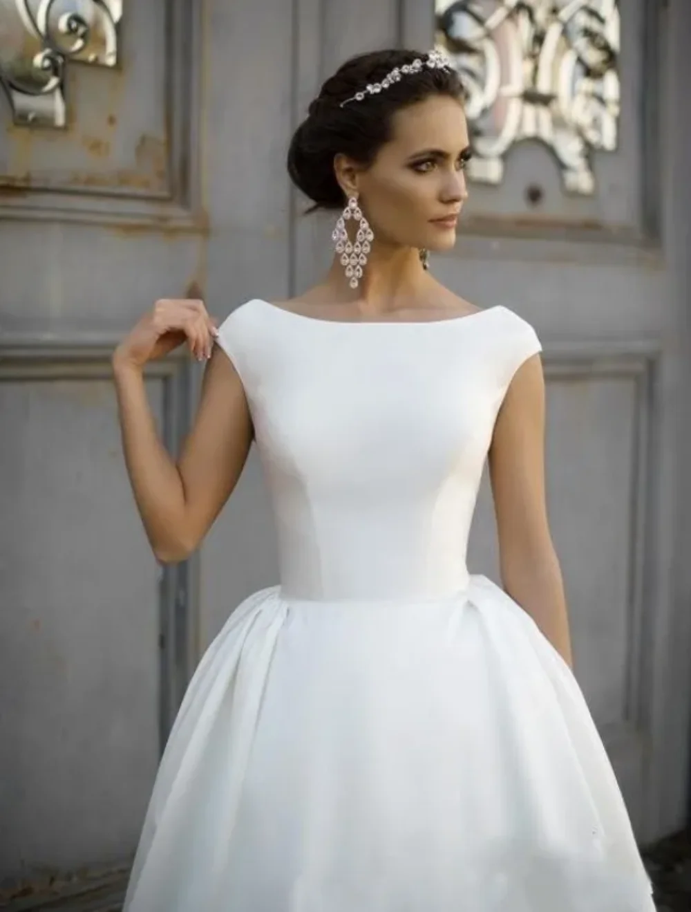 

Modest White Satin A Line Wedding Dresses For Bride Jewel Neck Cap Sleeves Princess Bridal Ball Gowns Boho Garden Sweep Train