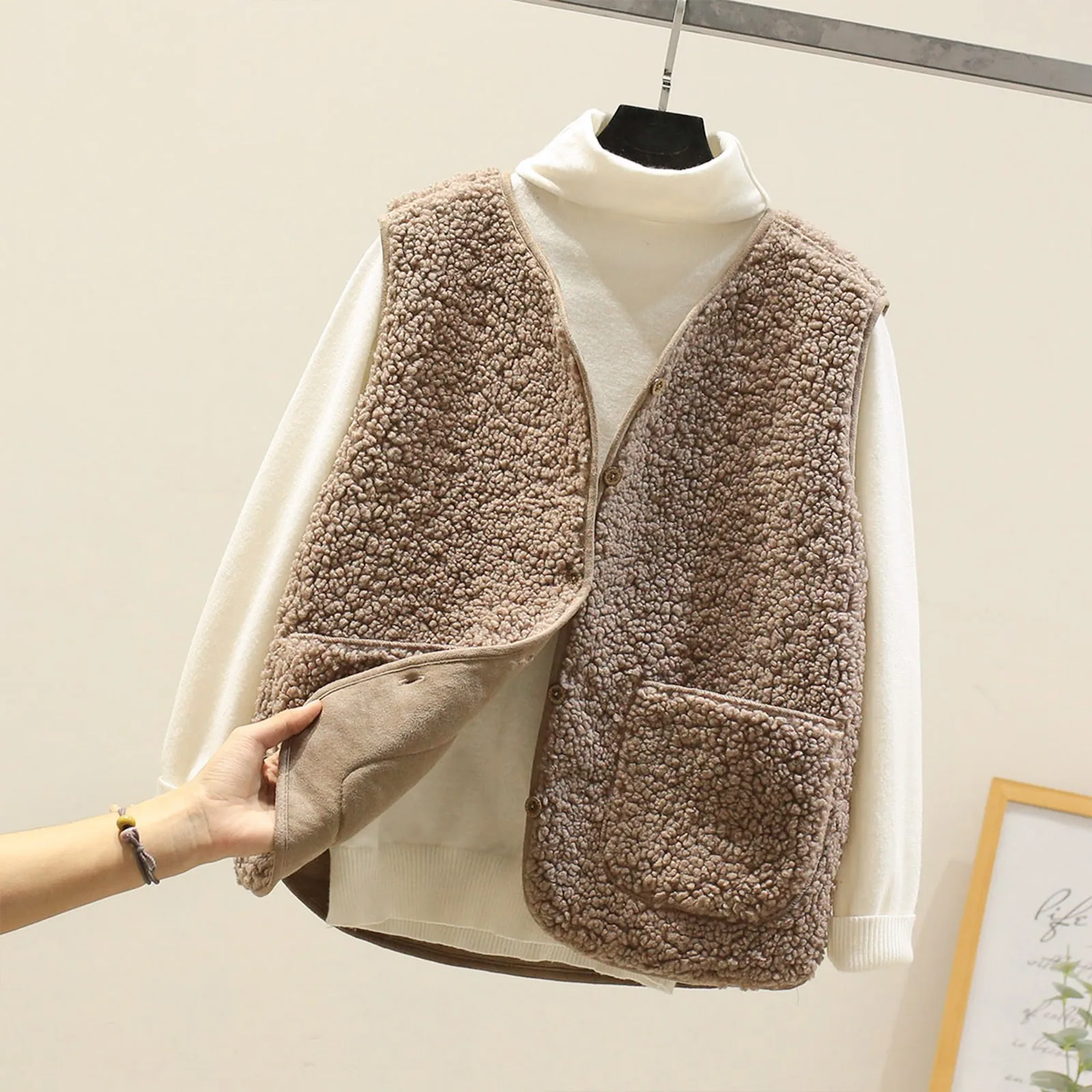2023 Winter Fleece Women Fleece Waistcoat Winter White Vest Sleeveless Jacket Ladies Warm Thick Sleeveless Short Jackets Bottom
2023 Winter Fleece Women Fleece Waistcoat Winter White Vest Sleeveless Jacket Ladies Warm Thick Sleeveless Short Jackets Bottom