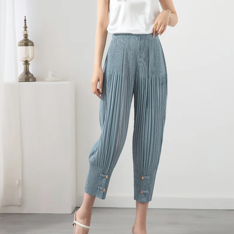 2022 summer new women's solid color bloomers Miyak folds Fashion loose large size slim harem ninth pants
2022 summer new women's solid color bloomers Miyak folds Fashion loose large size slim harem ninth pants