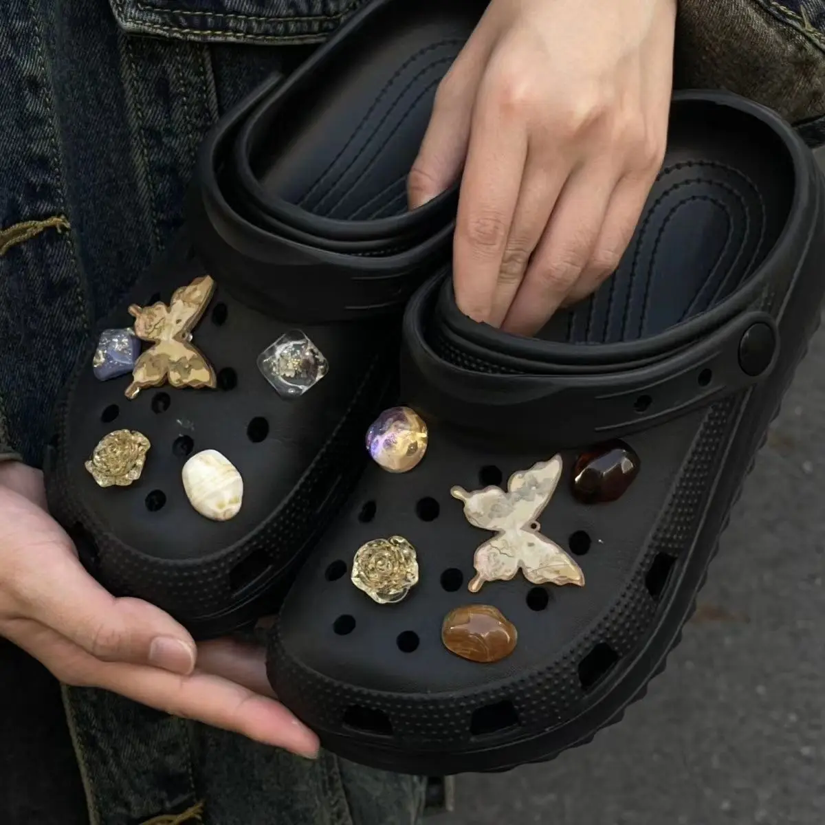 Золотая Бабочка серия Croc шармы дизайнерские красивые аксессуары Ins популярное украшение для сабо сандалии для детей мальчиков девочек Подарки
Золотая Бабочка серия Croc шармы дизайнерские красивые аксессуары Ins популярное украшение для сабо сандалии для детей мальчиков девочек Подарки