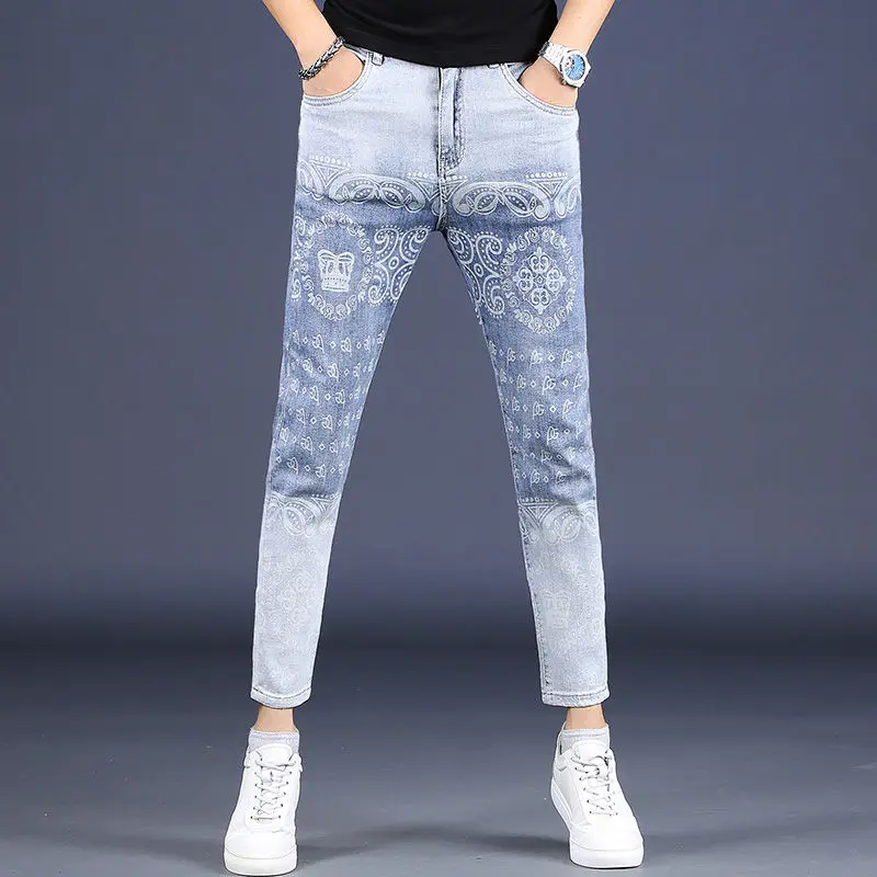New Style Men’s Ankle-length Slim-fit Stretch Jeans,Students Trendy Casual Denim Pants, Fashion Print Decors Lightweight Jeans;
New Style Men’s Ankle-length Slim-fit Stretch Jeans,Students Trendy Casual Denim Pants, Fashion Print Decors Lightweight Jeans;