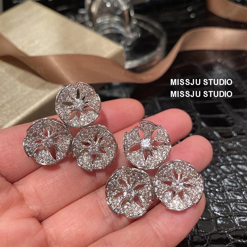 Stud Earrings For Women Solid 925 Needles Shining Round Flowers Cubic Zirconia Fine Jewelry Brincos Statement Ear Drop Shipping
Stud Earrings For Women Solid 925 Needles Shining Round Flowers Cubic Zirconia Fine Jewelry Brincos Statement Ear Drop Shipping