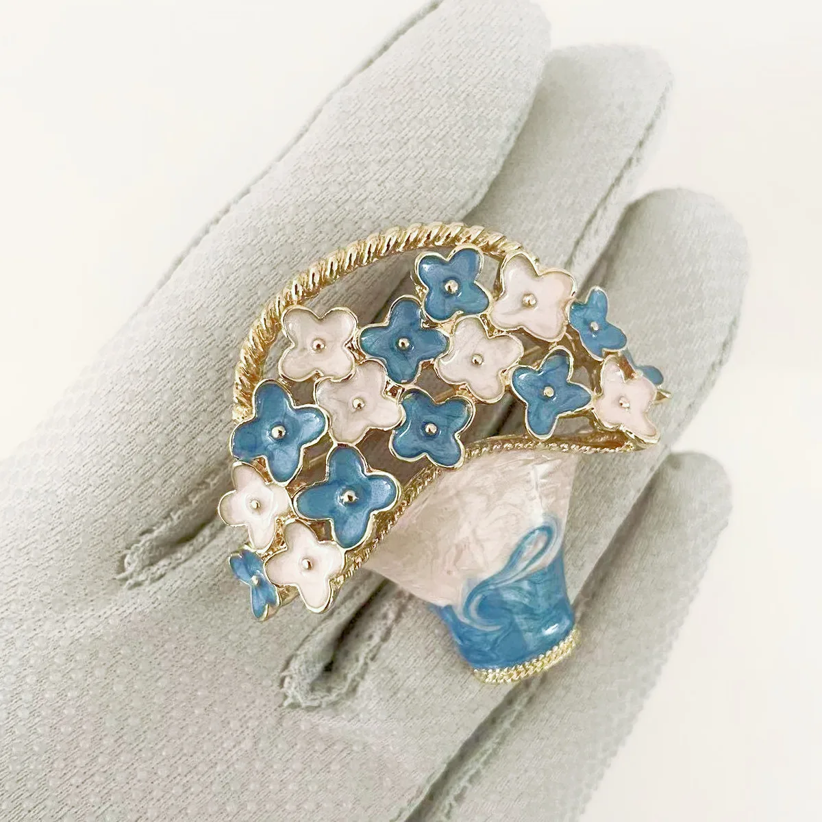 MITTO HOT FASHION JEWELRIES AND HIGH-END ACCESSORIES ENAMEL FLOWERS BASKET VINTAGE PIN WOMEN DRESS BROOCH
MITTO HOT FASHION JEWELRIES AND HIGH-END ACCESSORIES ENAMEL FLOWERS BASKET VINTAGE PIN WOMEN DRESS BROOCH