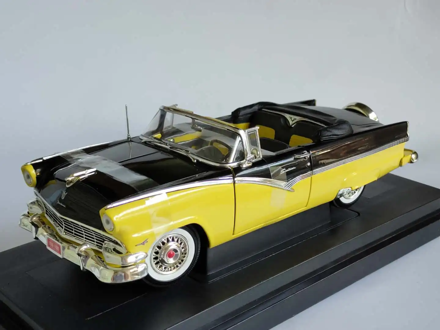 

ERTL 1:18 Ford Fairlane 1956 Vintage Car Alloy Fully Open Simulation Limited Edition Alloy Metal Static Car Model Toy Gift
