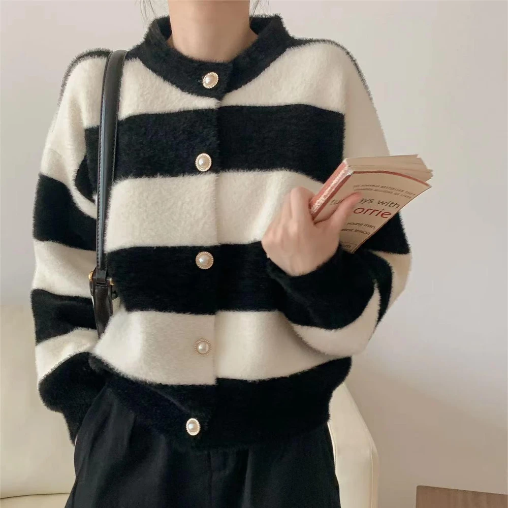 ZARSAFLY Round Neck Short Knitted Cardigan Women Fall Winter Korean Wide Striped Casual Long Sleeve Sweater Outerwear 3 Colors
ZARSAFLY Round Neck Short Knitted Cardigan Women Fall Winter Korean Wide Striped Casual Long Sleeve Sweater Outerwear 3 Colors