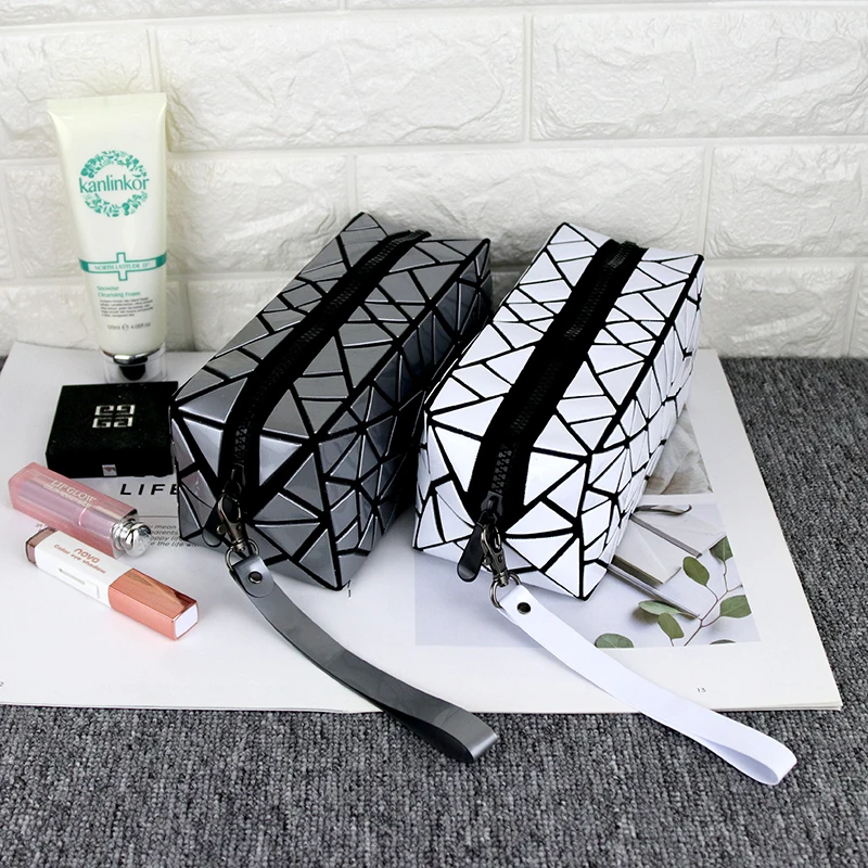 Fashionable bright face broken pattern cute Lingge carry makeup bag Zipper folding storage bag Portable money bag
Fashionable bright face broken pattern cute Lingge carry makeup bag Zipper folding storage bag Portable money bag