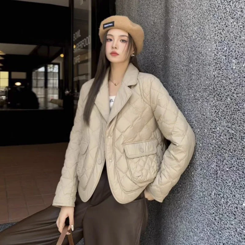Suit Lapel Diamond Lattice Embroidered 90 White Duck down Short Lightweight down Jacket Women's Winter Small Coat
Suit Lapel Diamond Lattice Embroidered 90 White Duck down Short Lightweight down Jacket Women's Winter Small Coat