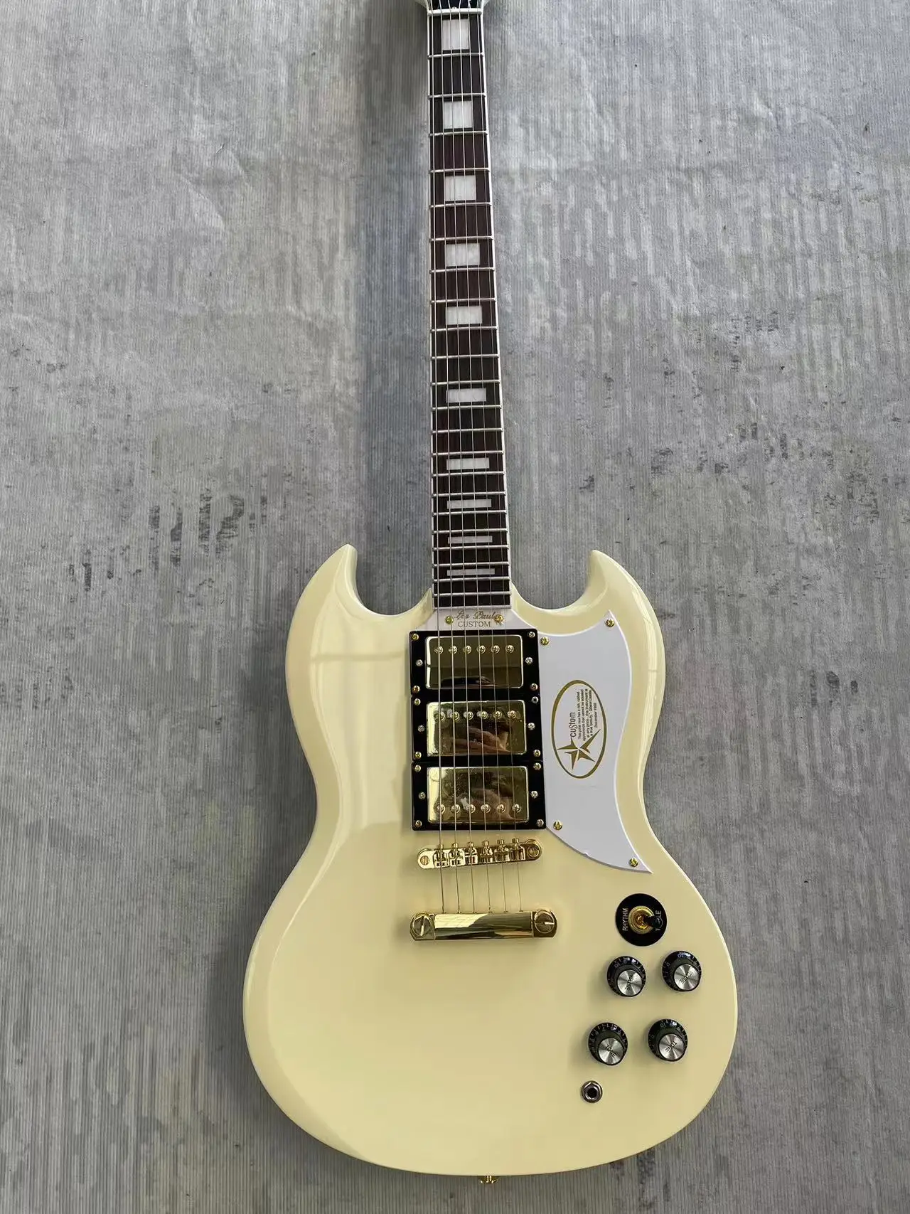 2024NEW! S.G electric guitars are in stock, made in China, cream white, high quality, custom LOGO
2024NEW! S.G electric guitars are in stock, made in China, cream white, high quality, custom LOGO