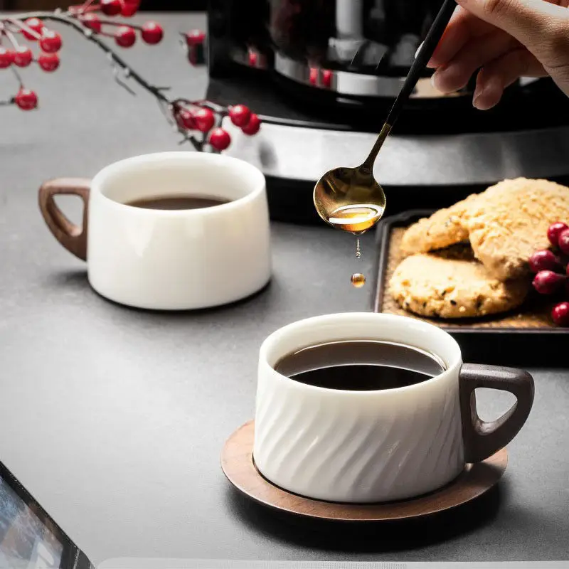 Light Luxury Coffee Mug Set Cup Plate Spoon White Ceramic Cup Walnut Wood Handle Coffee Cup Restaurant Home Drinkware Utensils
Light Luxury Coffee Mug Set Cup Plate Spoon White Ceramic Cup Walnut Wood Handle Coffee Cup Restaurant Home Drinkware Utensils
