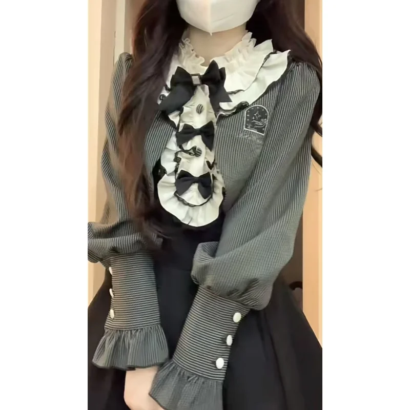 French Royal Style Lolita Heavy Industry Design Sense Stitching Lace Bow Fake Two Pieces Dress and Coat
French Royal Style Lolita Heavy Industry Design Sense Stitching Lace Bow Fake Two Pieces Dress and Coat