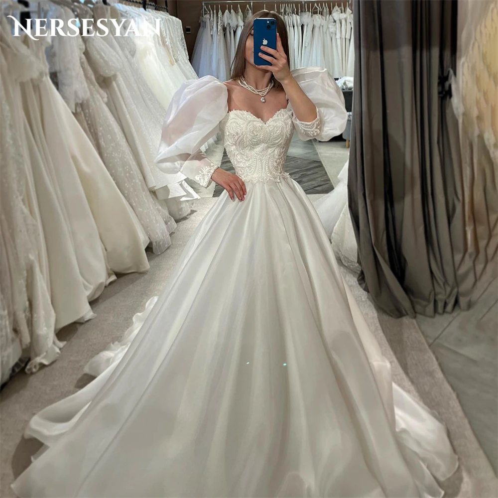 

Nersesyan Vintage Shiny Lace Wedding Dresses Off Shoulder Puff Sleeves Buttons Bridal Gowns Appliques Princess 2024 Bride Dress