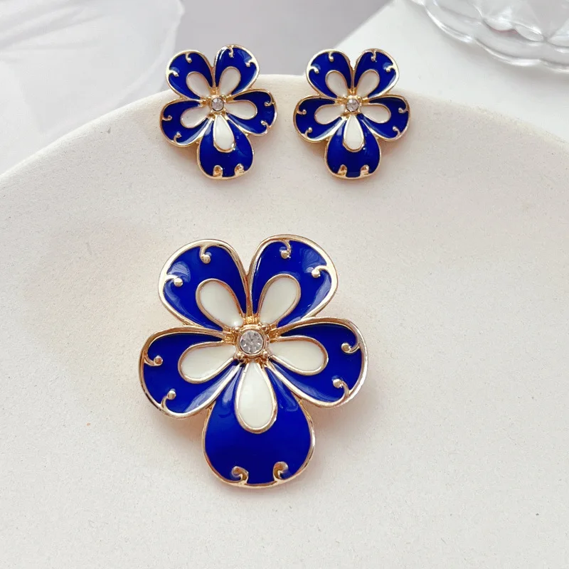 2022 Autumn New French Retro Court Klein Blue Flower Enamel Brooch Is Suitable For Banquets And Weddings
2022 Autumn New French Retro Court Klein Blue Flower Enamel Brooch Is Suitable For Banquets And Weddings