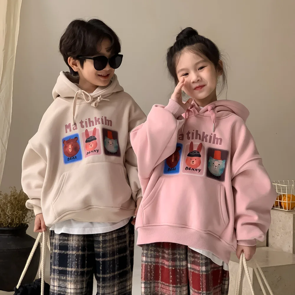 

Корейский зимний комплект детской одежды 2023 для девочек из 2 предметов, хлопковая флисовая толстовка с капюшоном и мультяшным рисунком, наряд, бархатные клетчатые брюки, Детский костюм для девочек