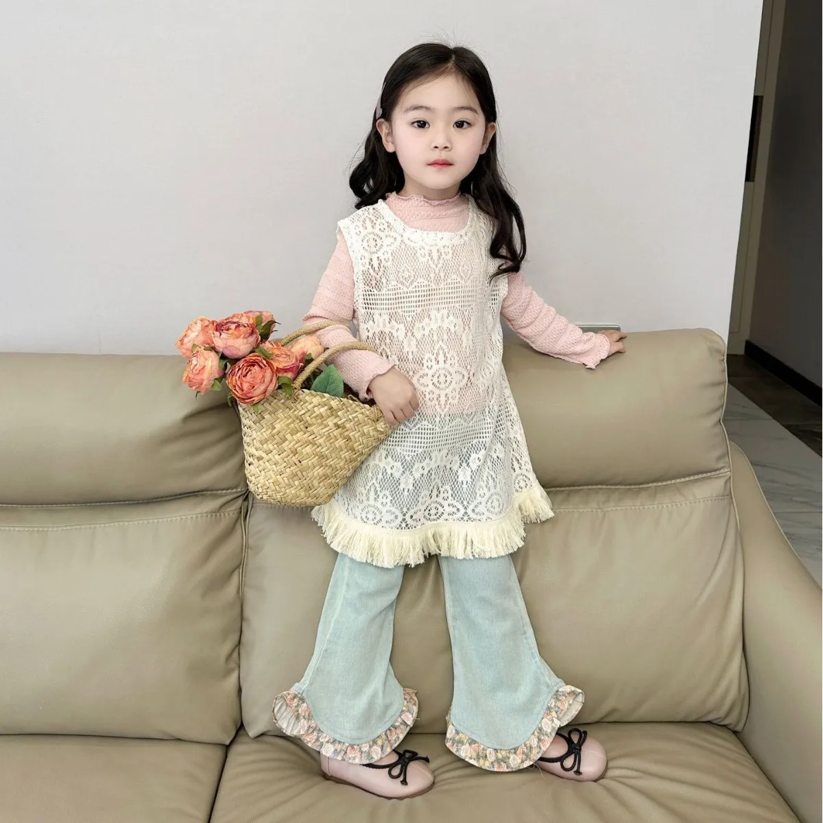 

Корейский весенне-осенний комплект одежды для маленьких девочек из 3 предметов, хлопковый топ с длинными рукавами, кружевной ажурный сарафан, расклешенный джинсовый костюм, наряд для маленьких девочек