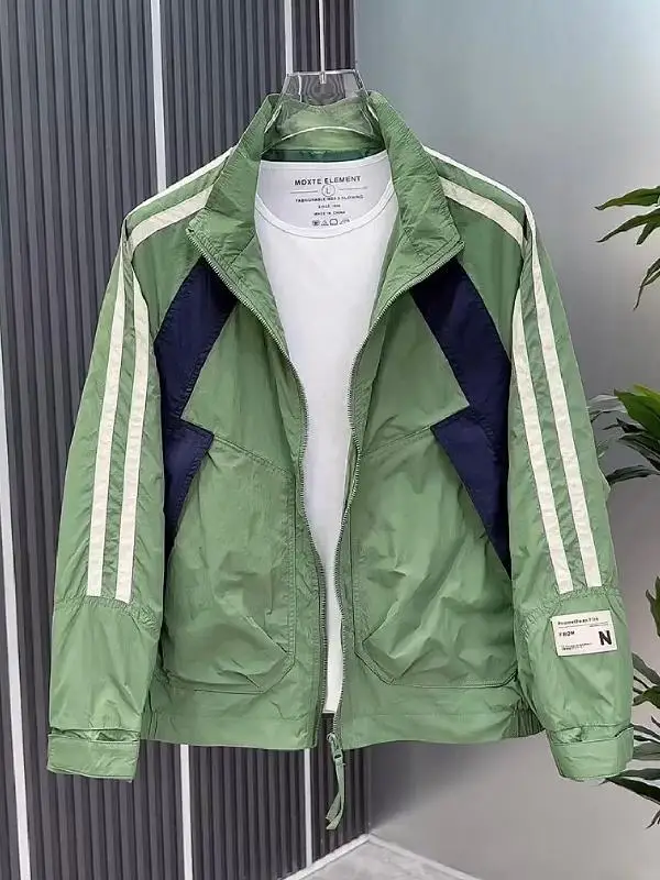 2024 Spring/Summer Slim Standing Neck Jacket for Men's Casual Color Matching Youth Sunscreen Top Trendy Brand Loose Trendy
2024 Spring/Summer Slim Standing Neck Jacket for Men's Casual Color Matching Youth Sunscreen Top Trendy Brand Loose Trendy