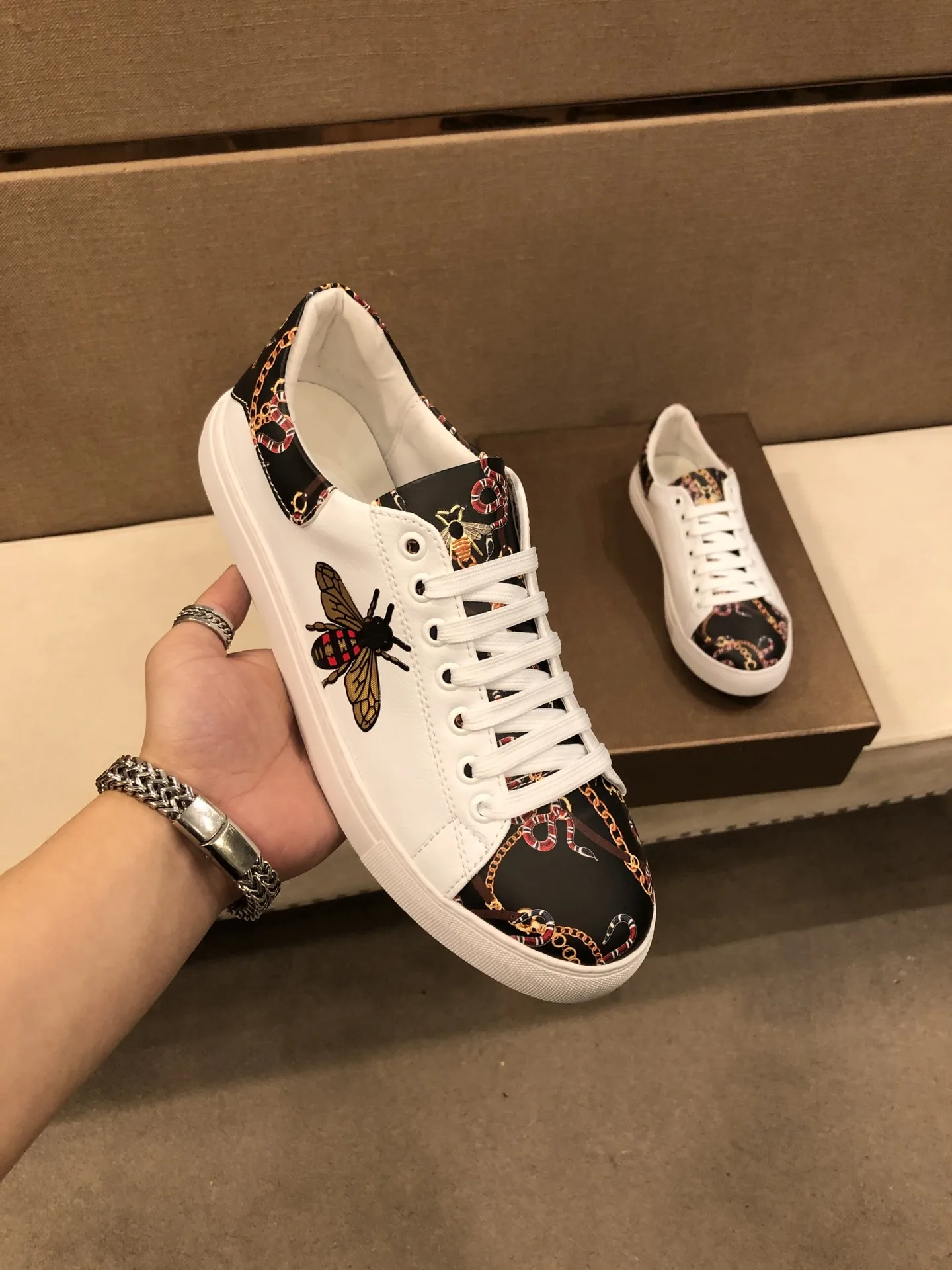 New Classic High quality Men's Top Genuine leather Sports shoes Luxury fashion flat bottom sneaker Running shoes
New Classic High quality Men's Top Genuine leather Sports shoes Luxury fashion flat bottom sneaker Running shoes