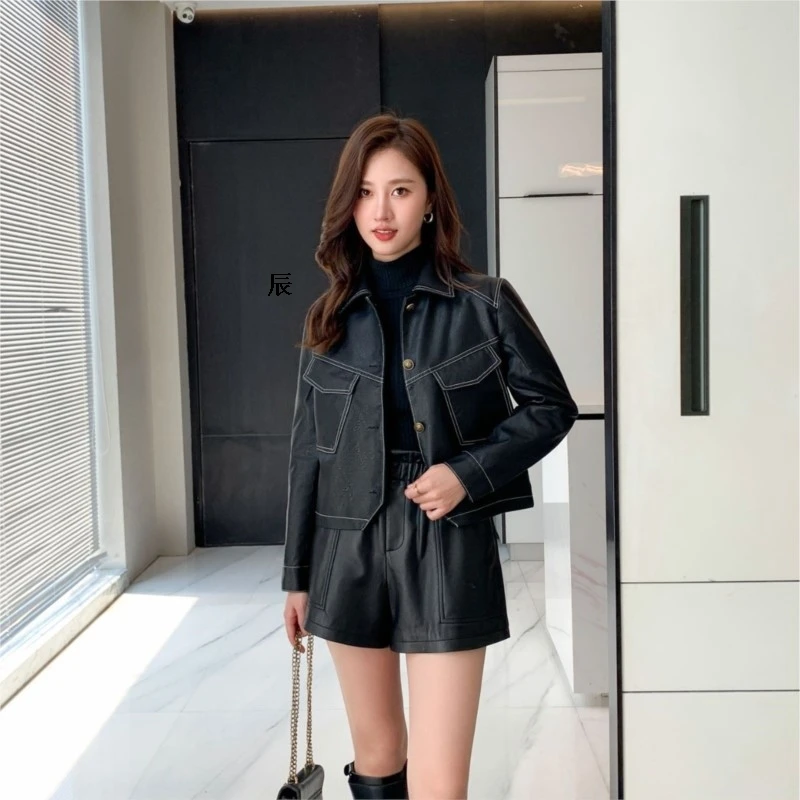 Spring Women's Slim Fit Leather Coat Fashion Motorcycle Short Outwear Lapel Large Pocket Button Leather Jacket Retro Brown Top
Spring Women's Slim Fit Leather Coat Fashion Motorcycle Short Outwear Lapel Large Pocket Button Leather Jacket Retro Brown Top