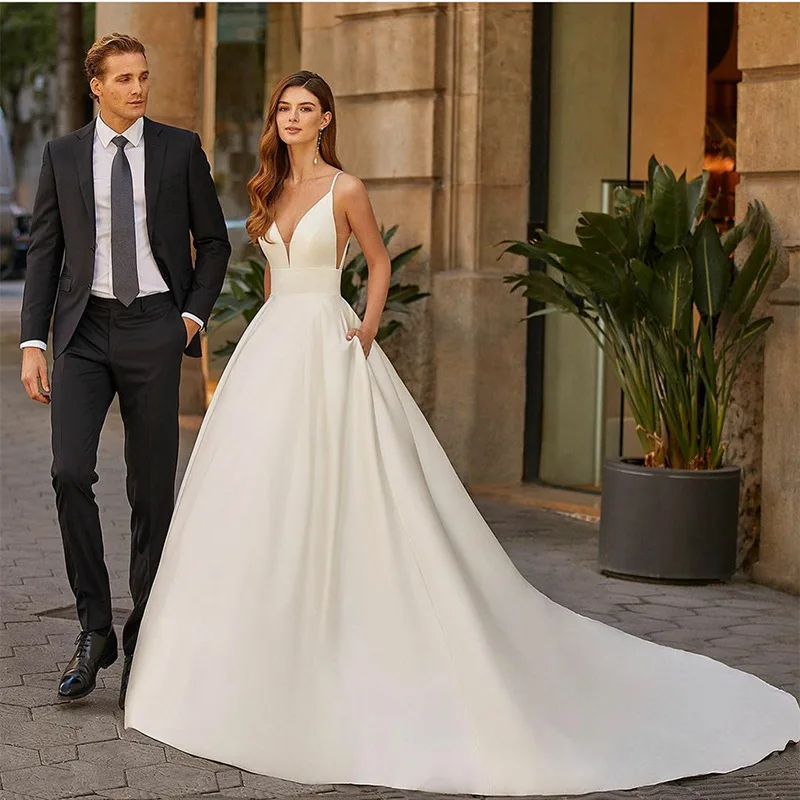 2024 Sexy V-neck Spaghetti Straps White Wedding Dress A-line Sweep Train Satin Backless Bride Party Dresses For Special Events
2024 Sexy V-neck Spaghetti Straps White Wedding Dress A-line Sweep Train Satin Backless Bride Party Dresses For Special Events