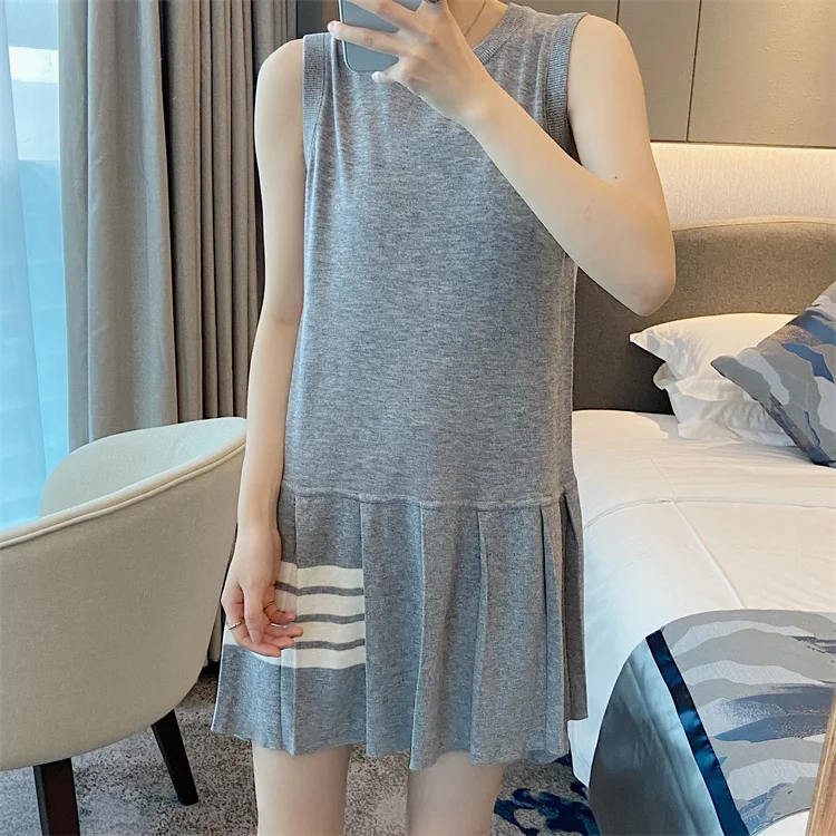 Summer TB four-bar round neck sleeveless dress women's college style ice linen knitted pleated skirt A-line skirt
Summer TB four-bar round neck sleeveless dress women's college style ice linen knitted pleated skirt A-line skirt