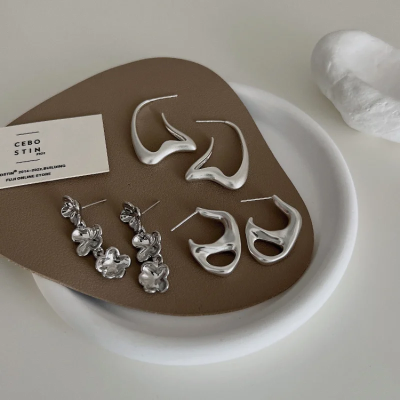 Minar 2023 Trendy 3 Styles Matte Silver Color Alloy Irregular Flower Earring For Women Geometrical Statement Earring Jewellery
Minar 2023 Trendy 3 Styles Matte Silver Color Alloy Irregular Flower Earring For Women Geometrical Statement Earring Jewellery