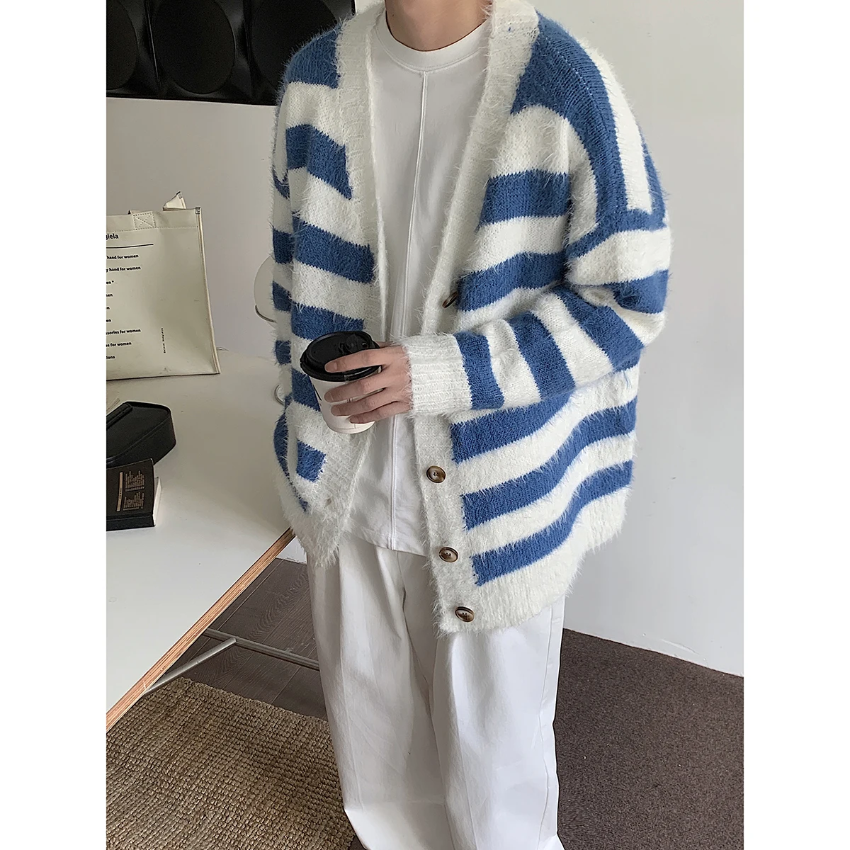 2023 Winter Men's Striped Printing Wool Sweater Loose Lazy Style Cardigan Loose Fashion Trend Knitting Black/Blue Coats M-2XL
2023 Winter Men's Striped Printing Wool Sweater Loose Lazy Style Cardigan Loose Fashion Trend Knitting Black/Blue Coats M-2XL
